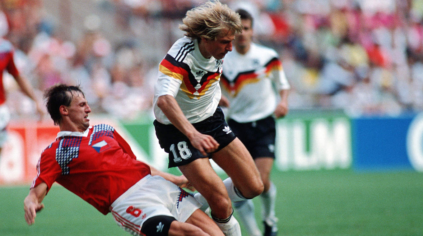 Umkämpftes Viertelfinale gegen die CSSR: Jürgen Klinsmann (r.) und Frantisek Straka  © 1990 Getty Images