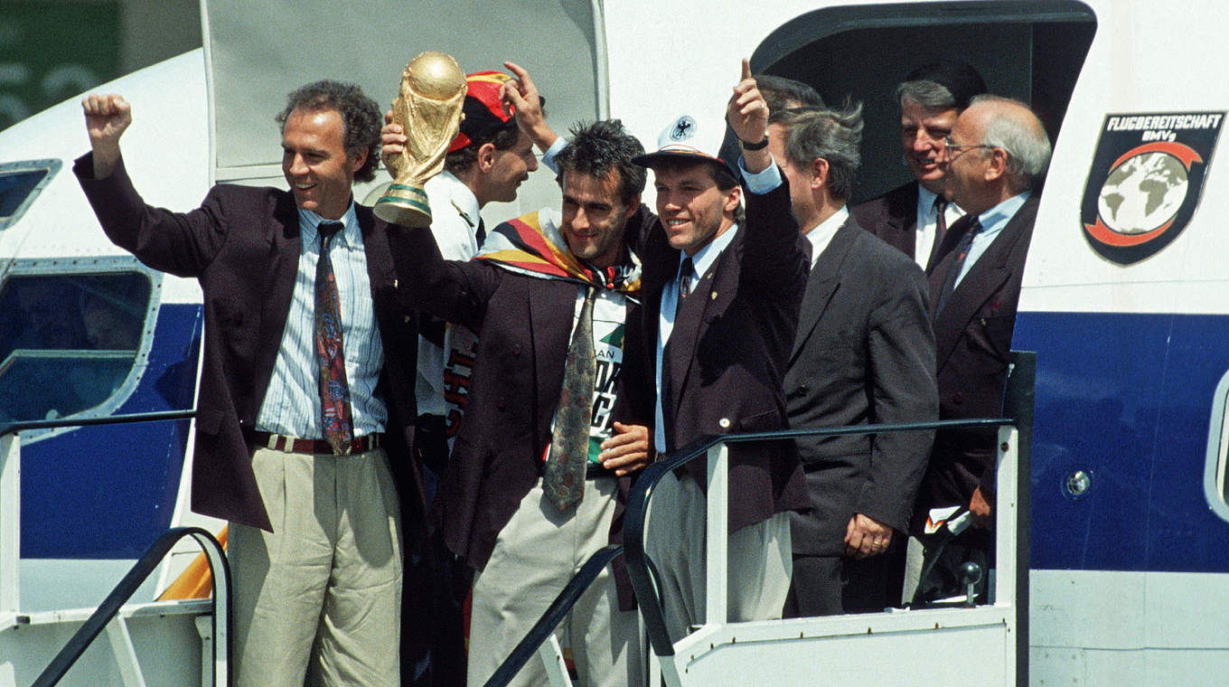 Ankunft auf dem Frankfurter Flughafen: Die Weltmeister um Teamchef Beckenbauer (r.) © 1990 Getty Images