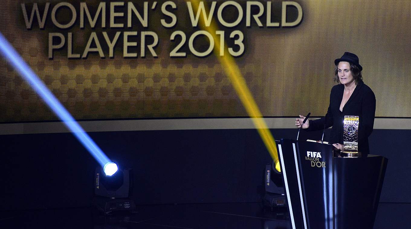 Großer Moment: Nadine Angerer wird als Weltfußballerin ausgezeichnet © Getty Images