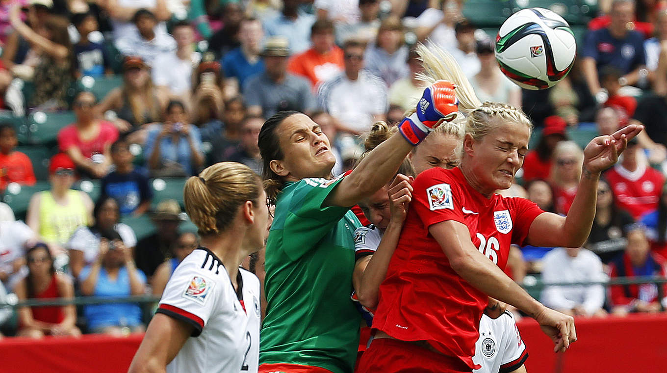 Letzer Auftritt im DFB-Trikot: Nadine Angerer klärt per Faust © 2015 Getty Images