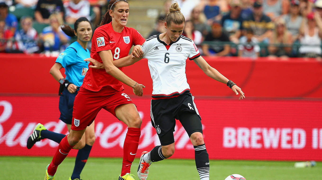 Im Laufduell: Simone Laudehr (r.) © 2015 FIFA