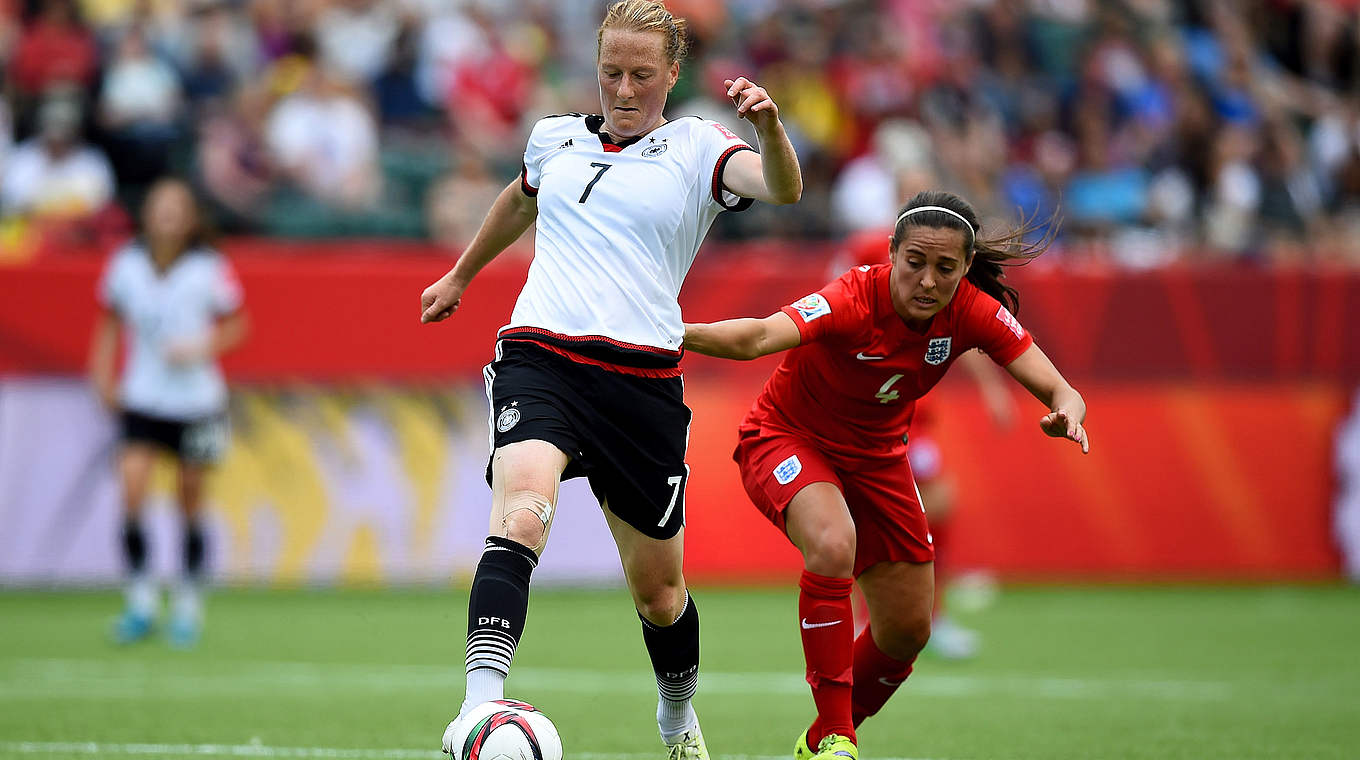 Mittelfeldduell: Melanie Behringer (l.) gegen Fara Williams © 2015 FIFA
