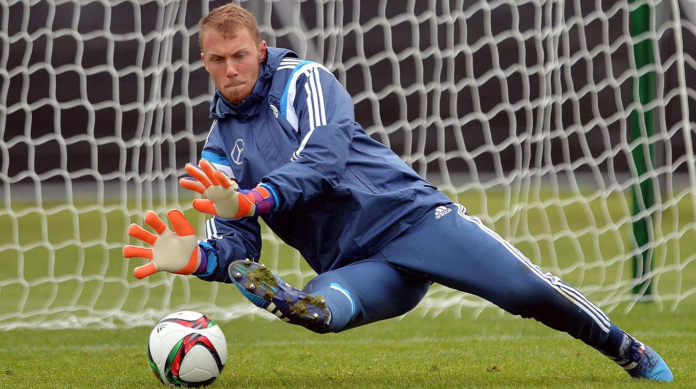 Goalkeeper Marvin Schwäbe of VfL Osnabrück will want to start in his home stadium © imago