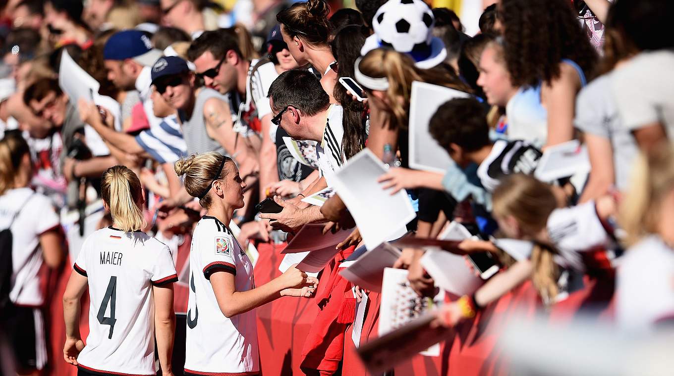 Großes Interesse: Fans in Deutschland und Kanada unterstützen die DFB-Frauen © 2015 Getty Images