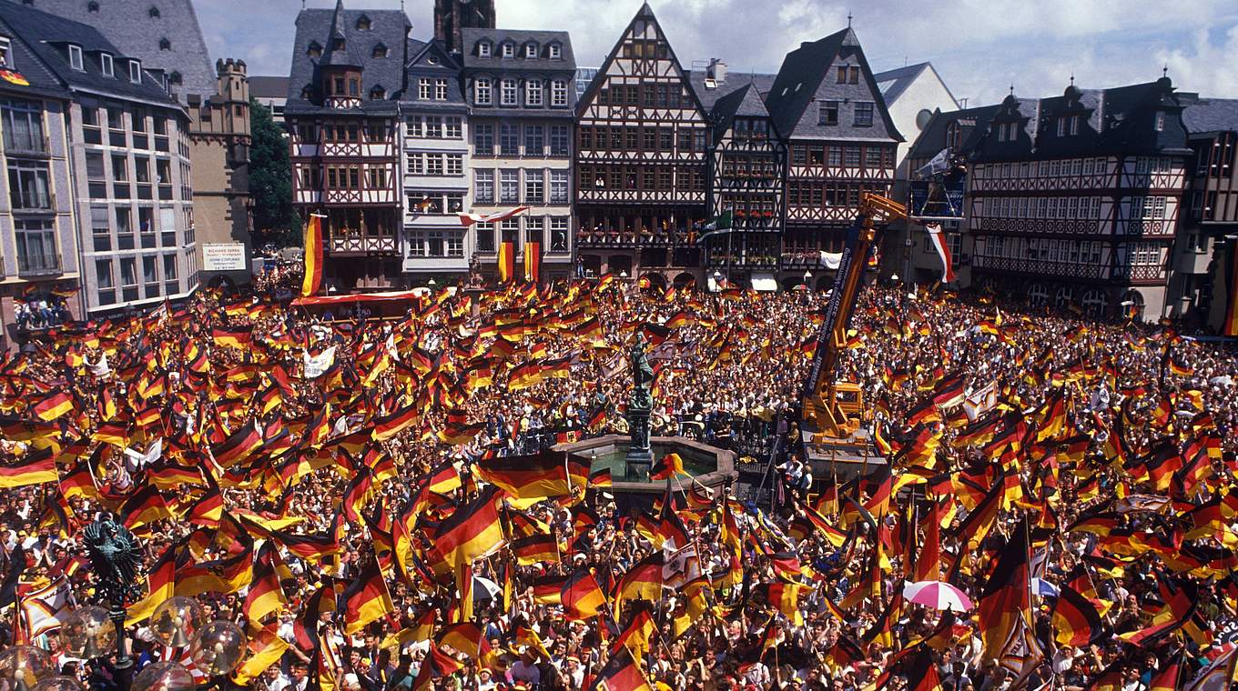 Menschenmenge: Dicht gedrängt stehen die Fans beim Empfang der Weltmeister in Frankfurt.  © Imago