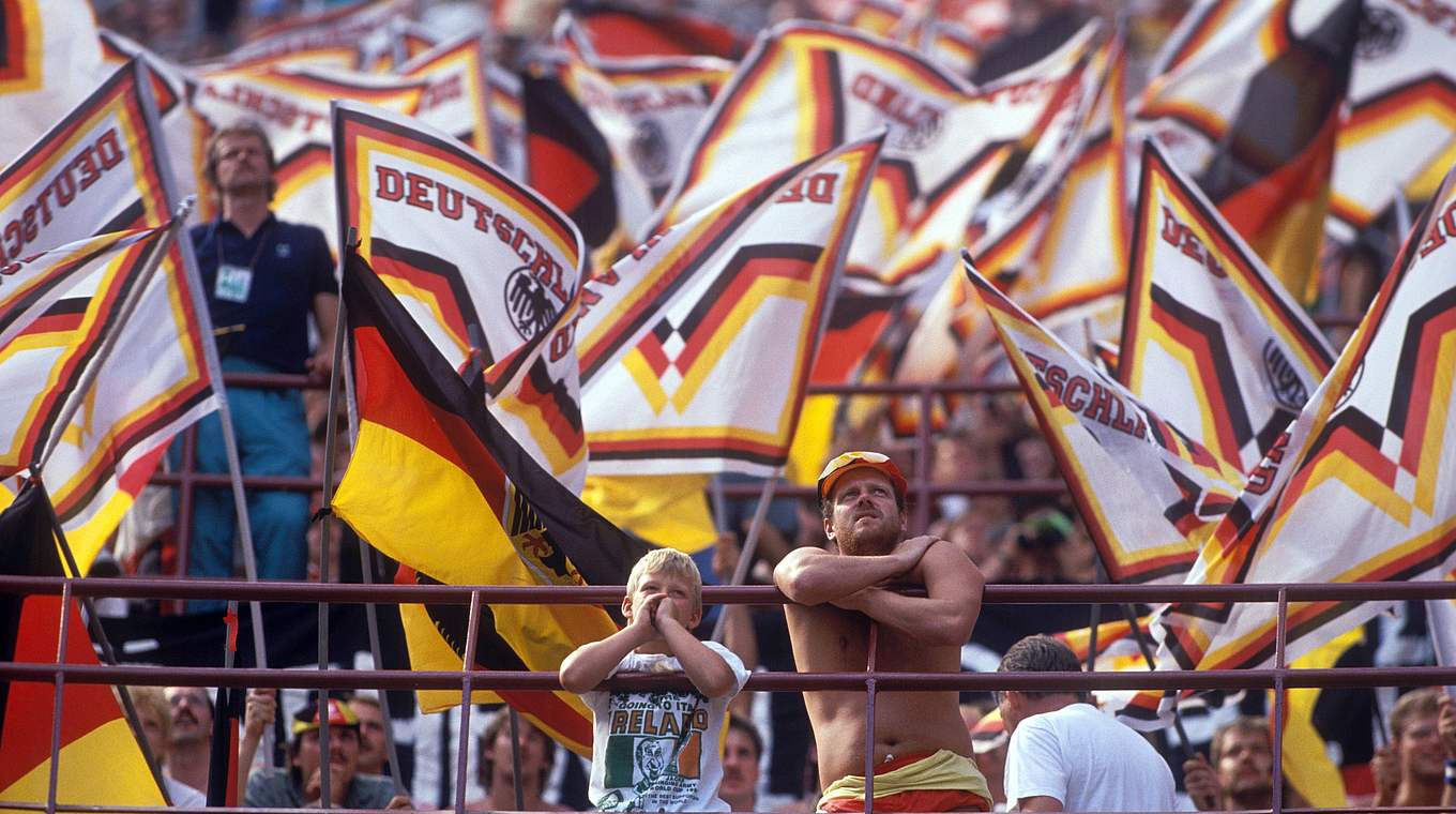 Fahnenmeer: Deutsche Fan-Kurve bei der WM 1990. © Imago