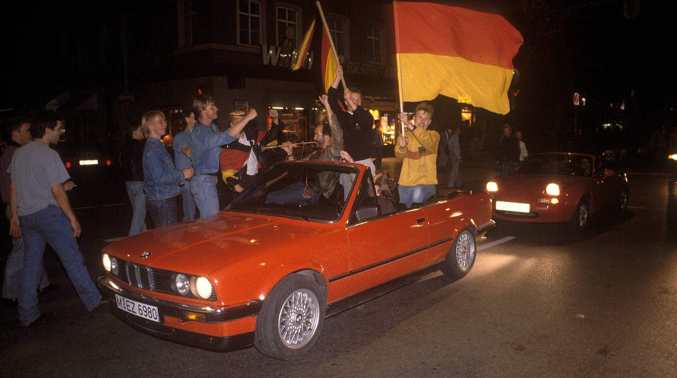 Straßenfest: Auto-Korso in München.  © Imago