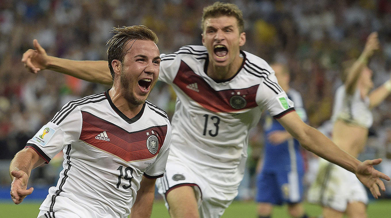 Celebrating: Müller and goal scorer Götze © 