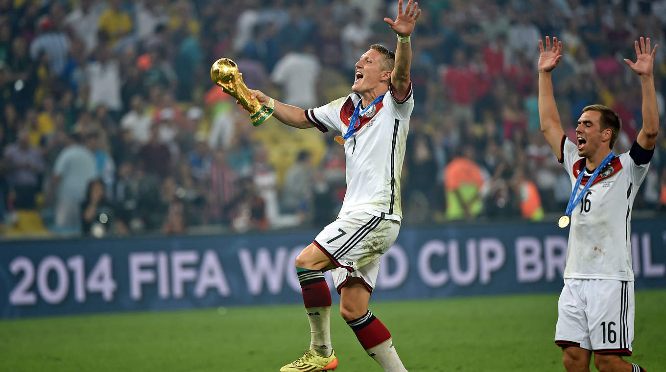 Infinite joy: Schweinsteiger with the trophy © 
