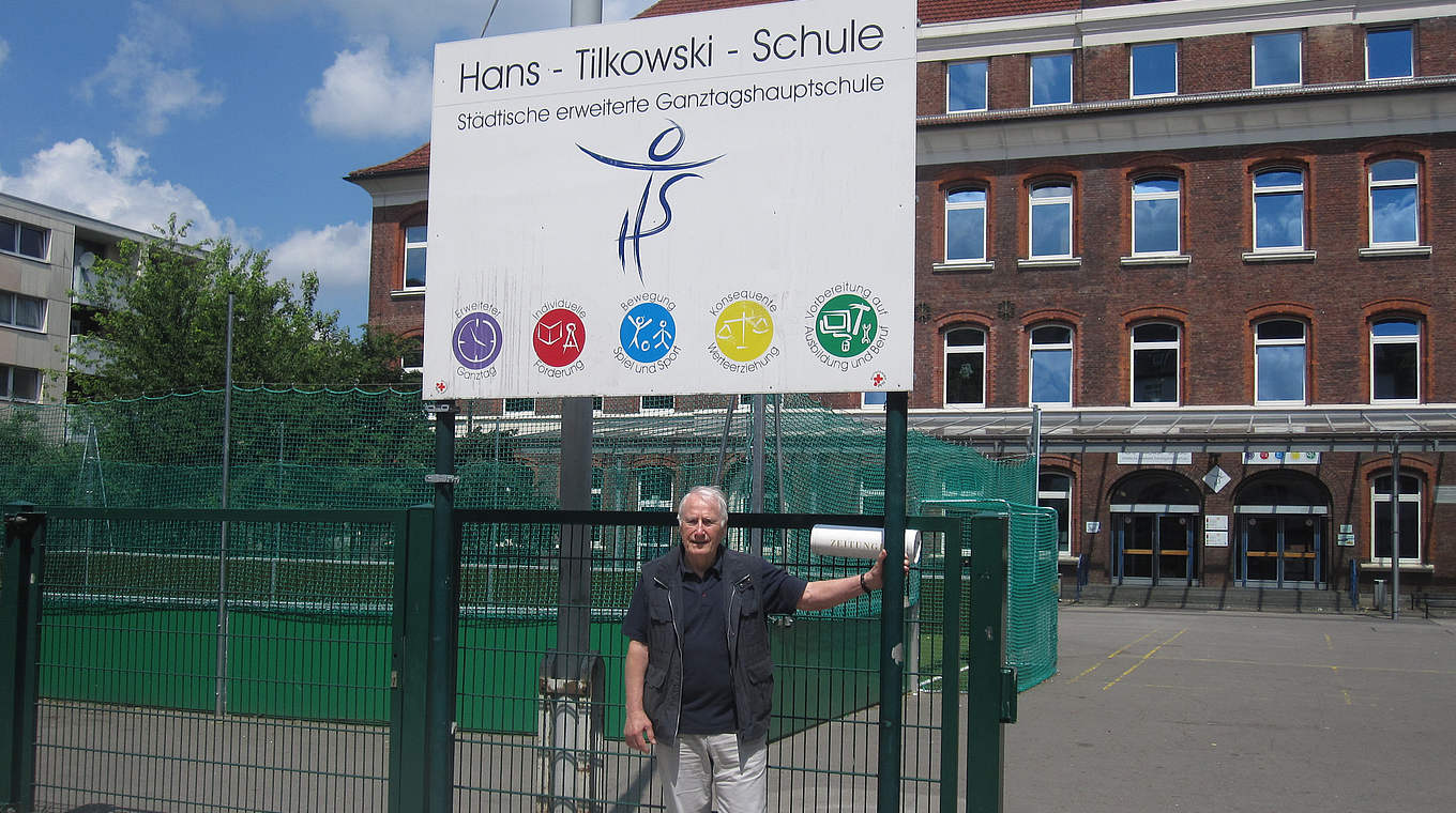 Stolzer Namensgeber: Hans Tilkowski vor der nach ihm benannten Hauptschule in Herne © T. Langenbahn