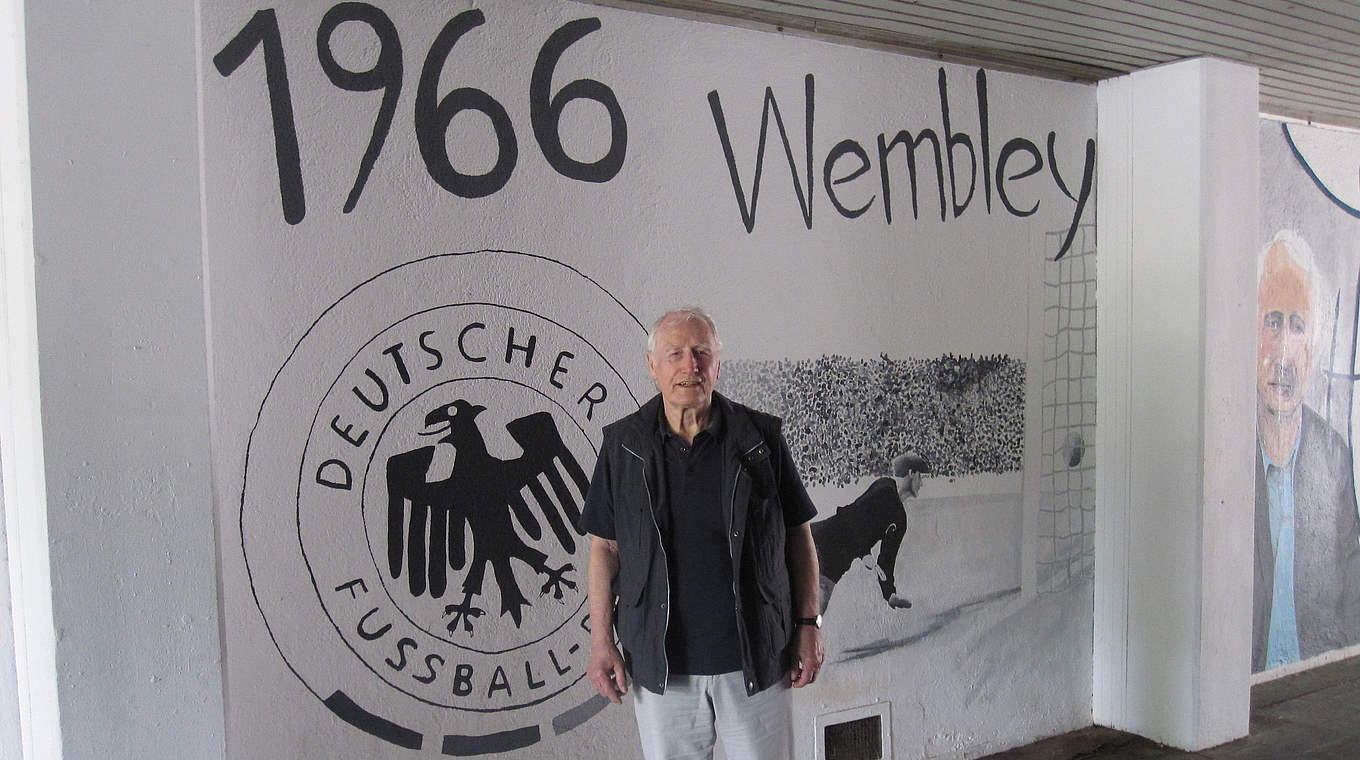 Für immer verbunden: Hans Tilkowski und das Wembley-Tor  © Langenbahn