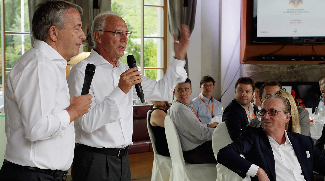 Halten die gemeinsame Rede: DFB-Präsident Niersbach und "Kaiser" Beckenbauer © 2015 Getty Images