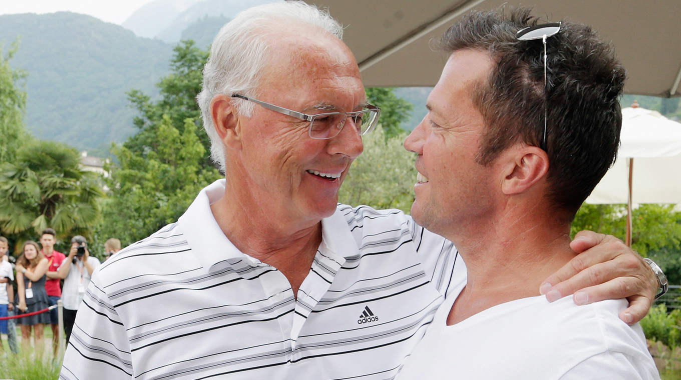 Der Teamchef und sein Kapitän: Beckenbauer (l.) begrüßt Lothar Matthäus © 2015 Getty Images