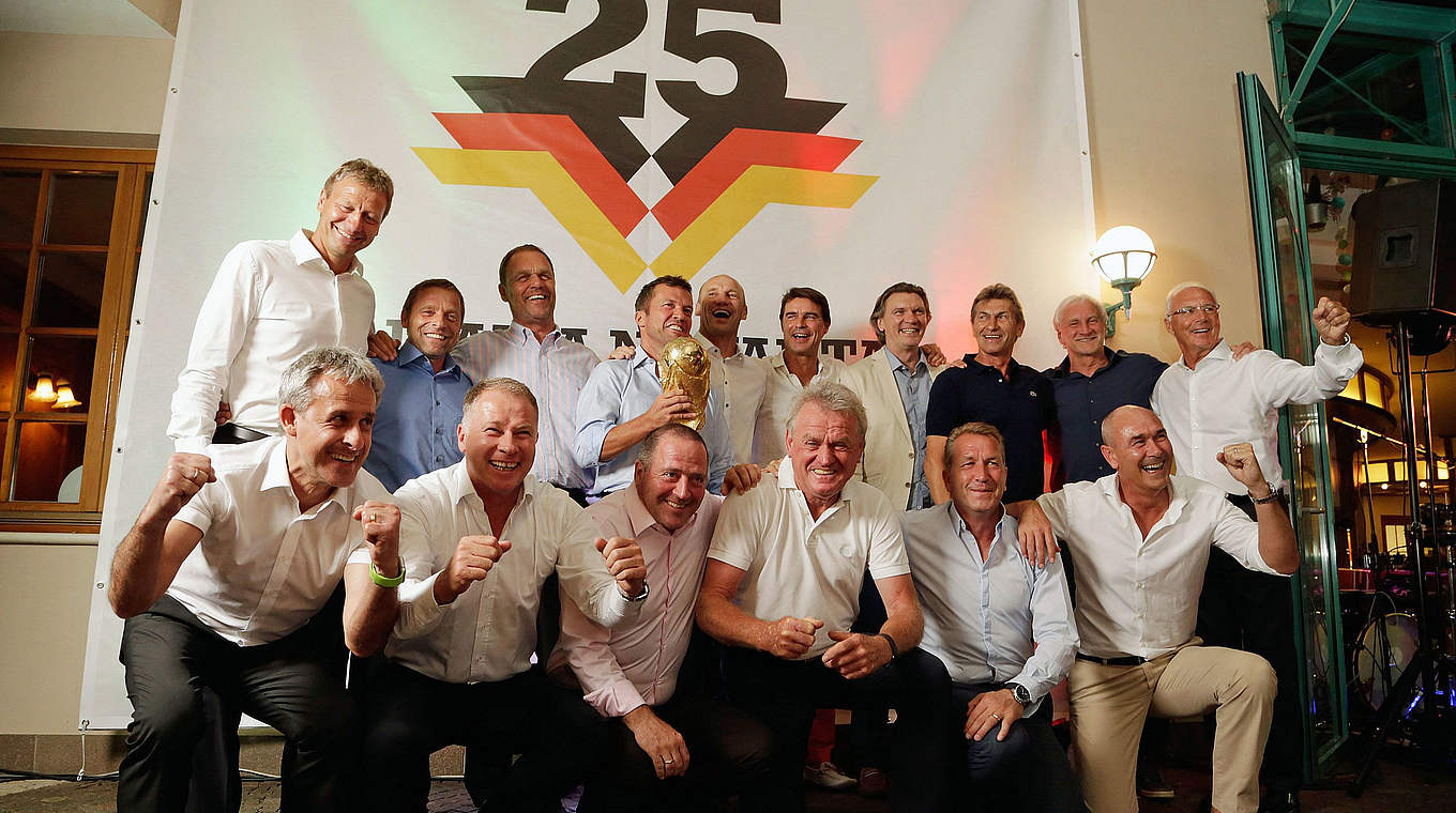 So sehen Sieger aus: Die 1990er-Weltmeister in bester Laune © 2015 Getty Images