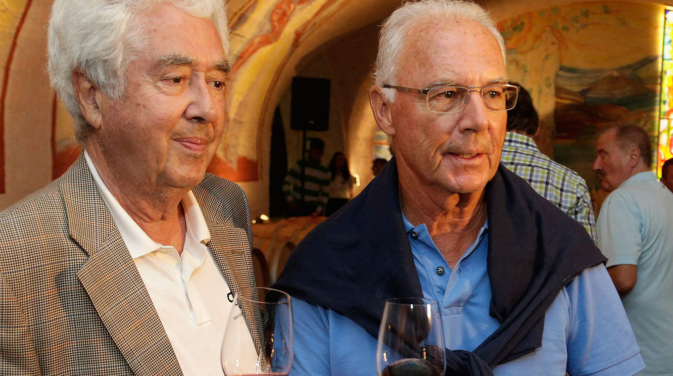 Fritz Scherer (l.) und Franz Beckenbauer genießen die Weinprobe... © 2015 Getty Images