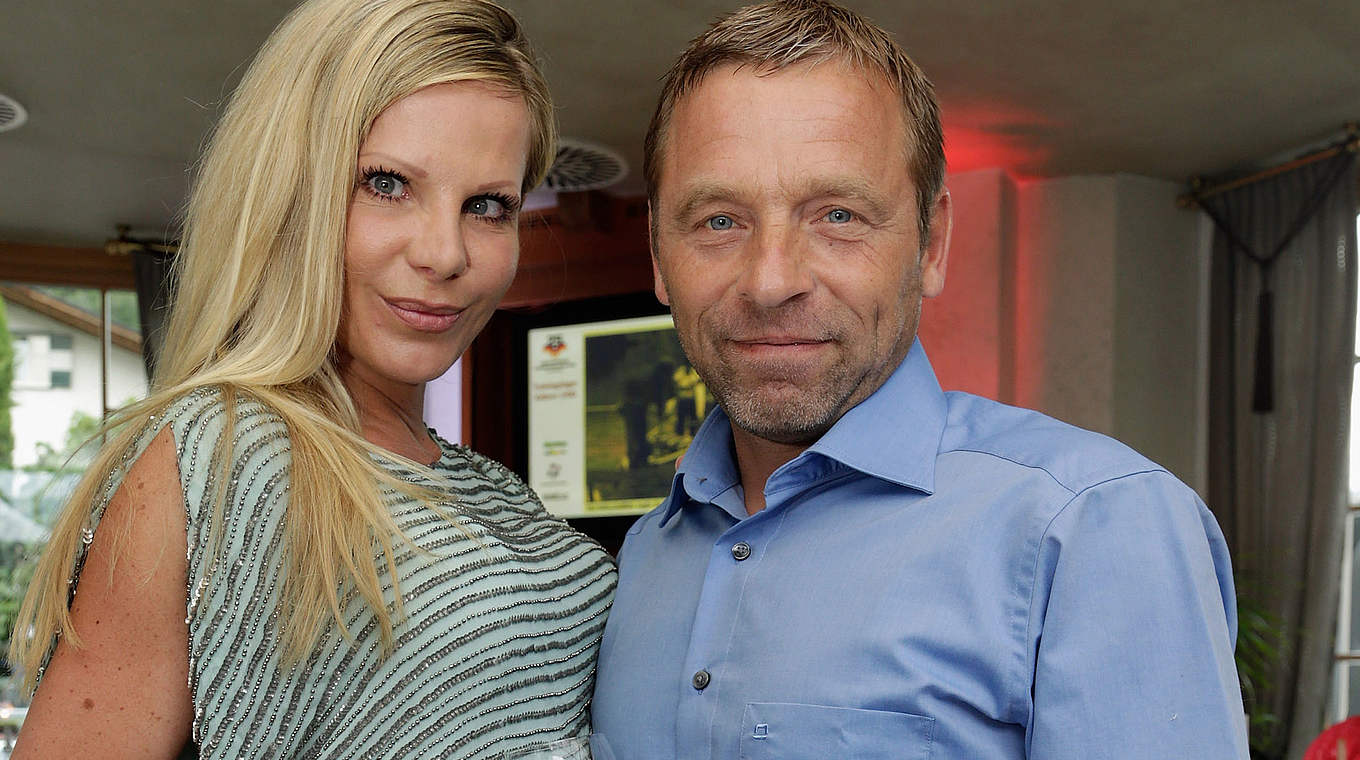 Freut sich über das Wiedersehen: Thomas "Icke" Häßler mit seiner Freundin © 2015 Getty Images