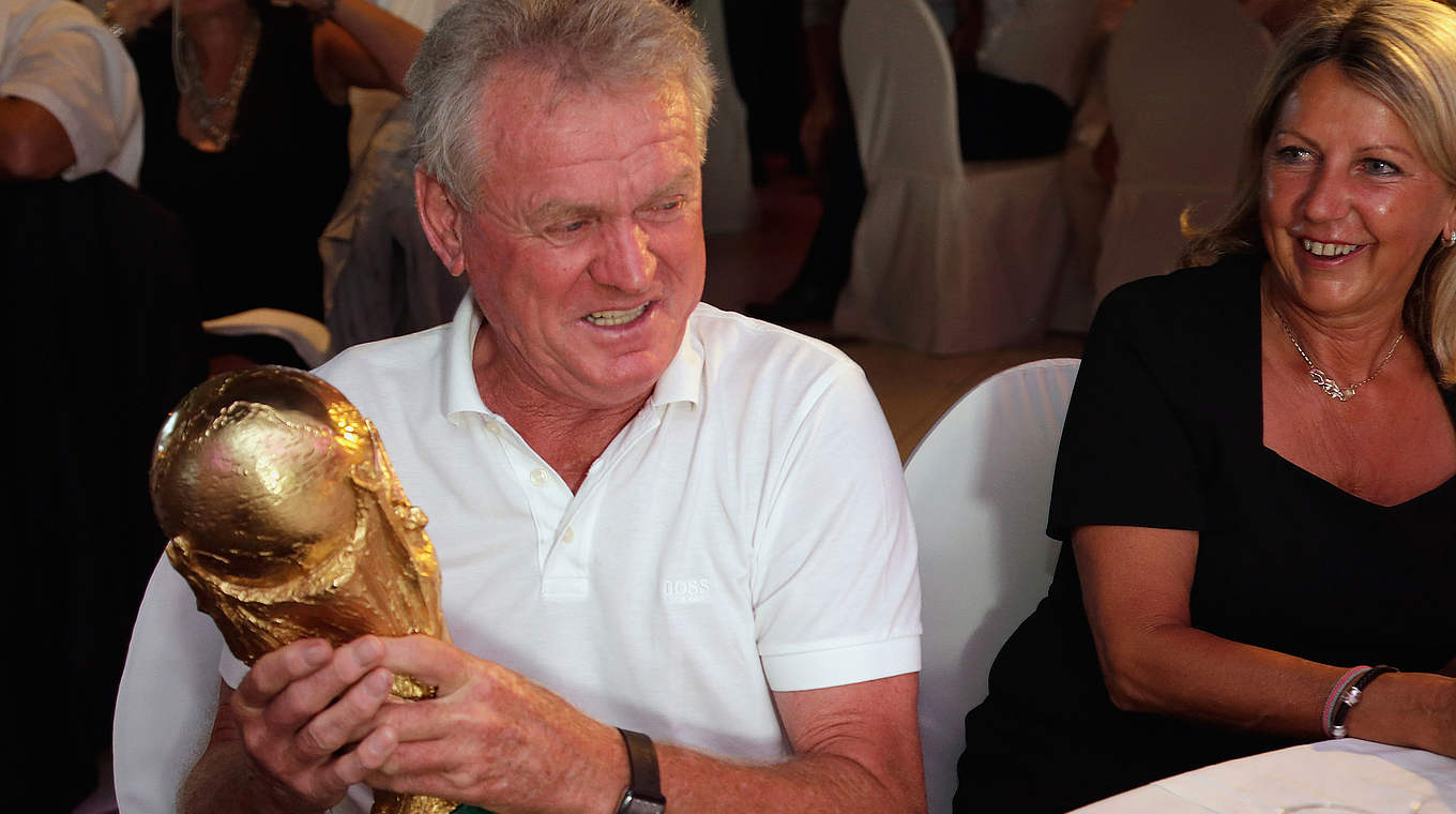 "Mein Schatz": Sepp Maier mit dem WM-Pokal © 2015 Getty Images
