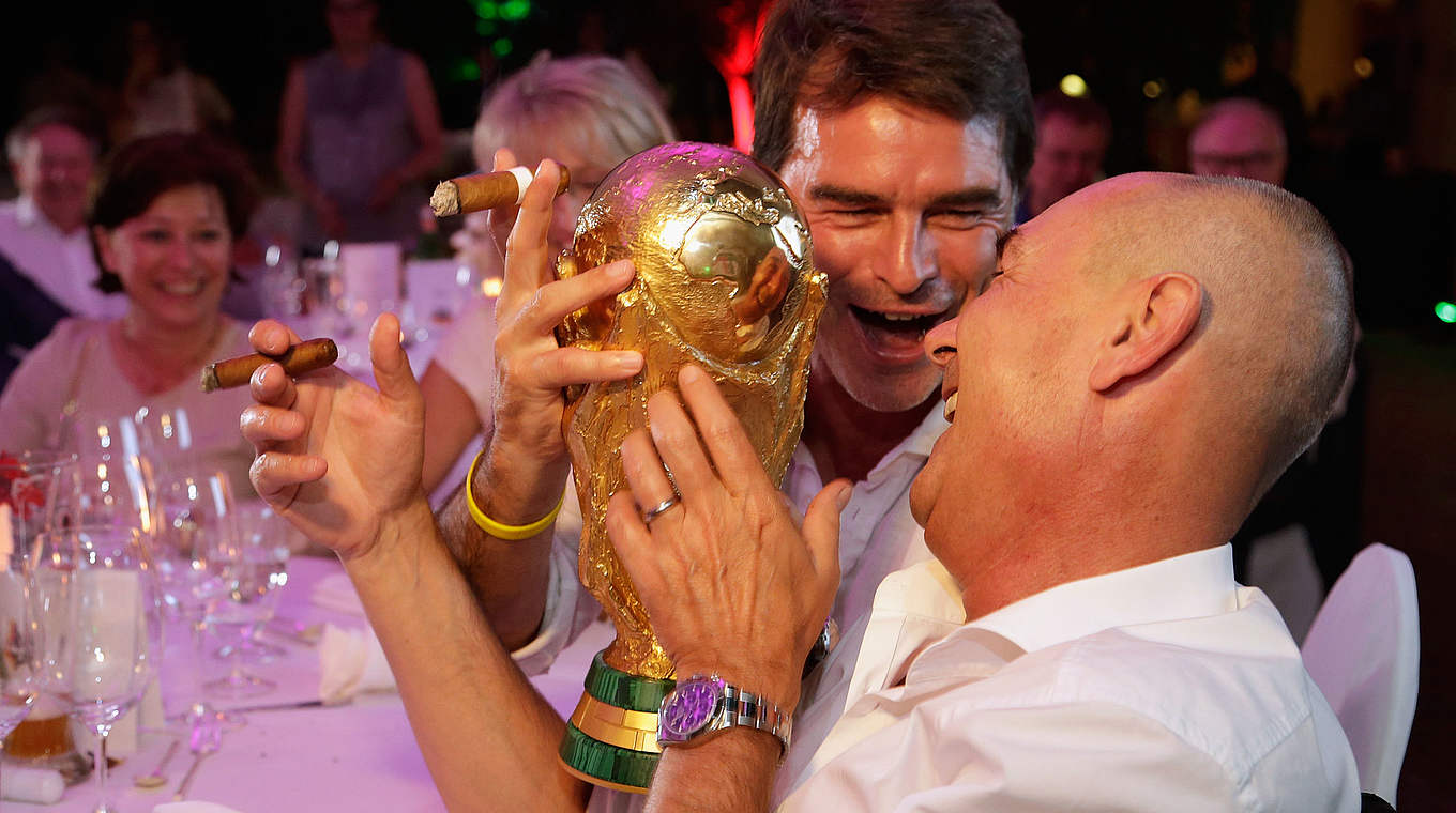 Sieger-Zigarre und WM-Pokal: Berthold und Aumann (v.) feiern © 2015 Getty Images