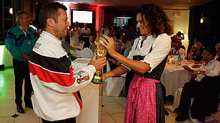 Übergabe an den Weltmeister-Kapitän: Lothar Matthäus erhält den WM-Pokal © 2015 Getty Images