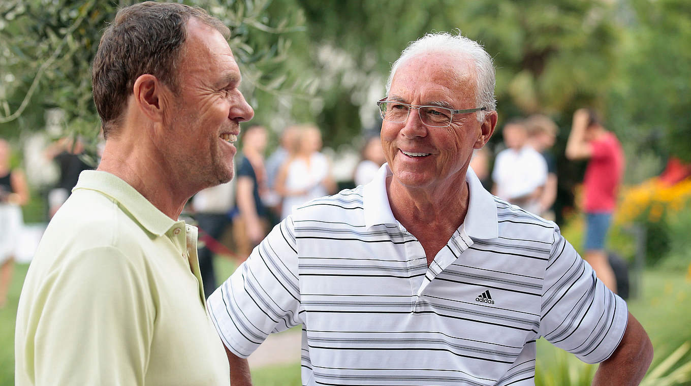 Der Teamchef und sein Trainer: Beckenbauer (r.) mit Holger Osieck © 2015 Getty Images