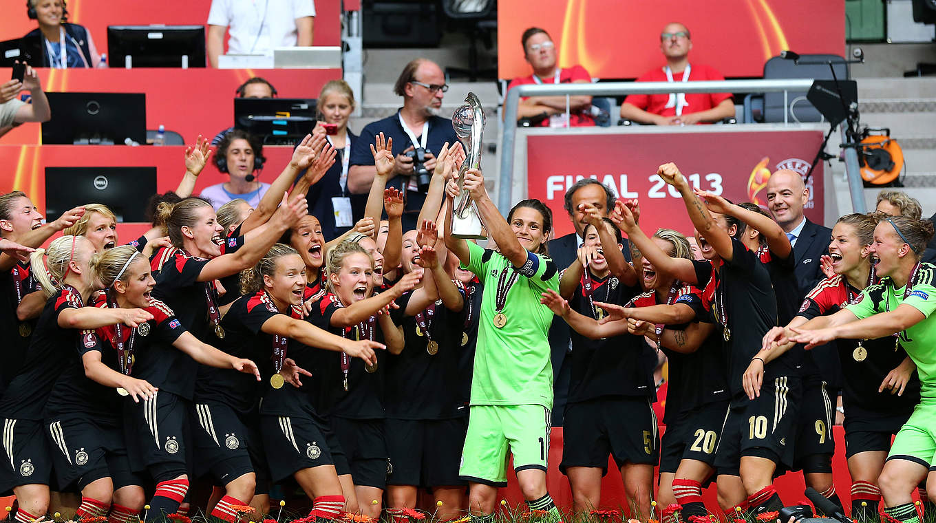 Da is das Ding: Angerer feiert den Gewinn des EM-Titels mit der DFB-Elf © 2013 Getty Images