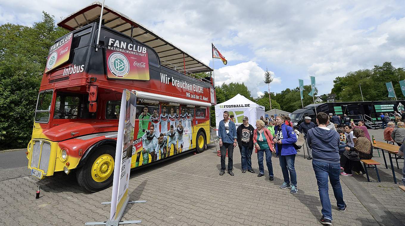 Halt in Barsinghausen zum Jubiläum: die "DFB-Ehrenrunde" mit dem WM-Pokal © Getty Images