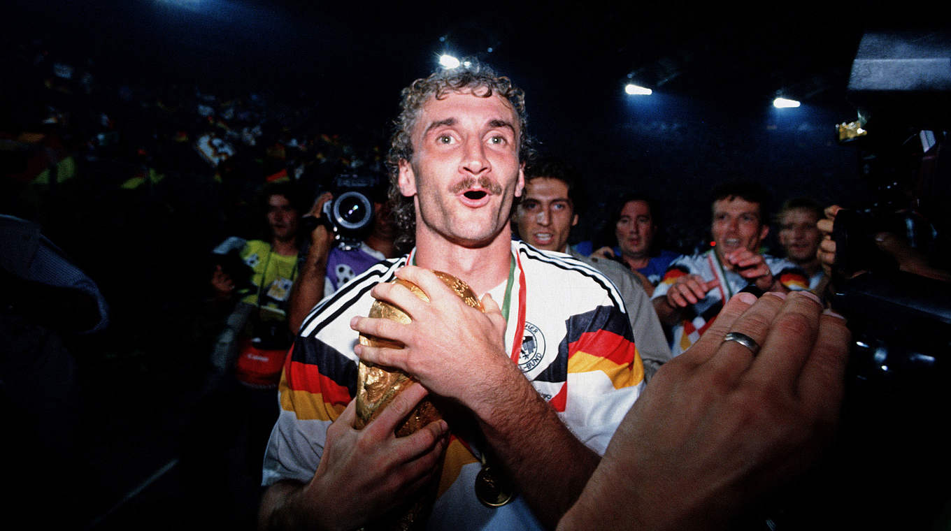 "Schwarz-rot-goldenes Fußballfieber": Rudi Völler bei der WM 1990 © 1990 Getty Images