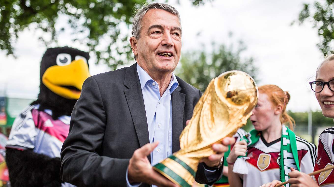 Mit dem WM-Pokal auf "Ehrenrunde": DFB-Präsident Wolfgang Niersbach © 2015 Getty Images