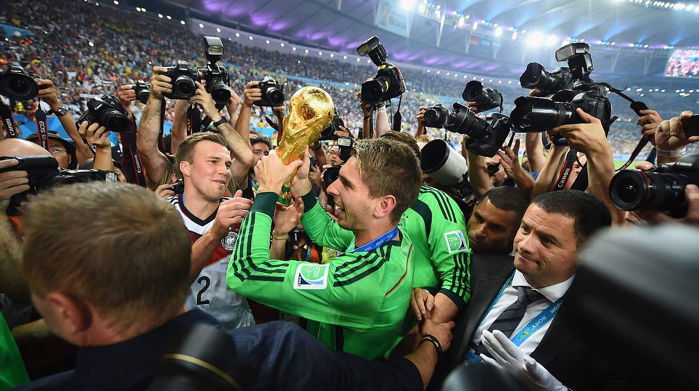 Feiert ein Jahr nach dem Titel mit Fans und Amateurfußballern: Ron-Robert Zieler © 2014 Getty Images