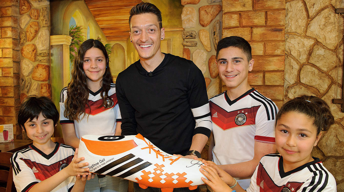 Özil: "For me it’s very important that I continue to help the children of Brazil" © GES/Marvin Guengoer