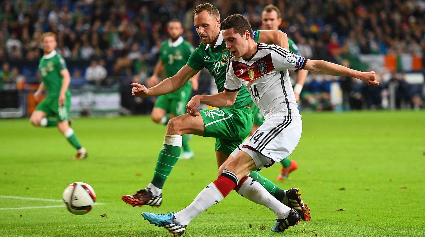 Kick it: Julian Draxler kommt vor Julian Meyler zum Abschluss © Getty Images