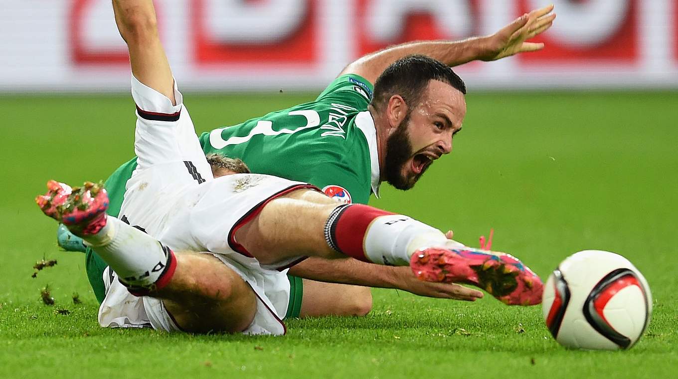 Verschmelzung: Thomas Müller und Marc Wilson werden eins © Getty Images