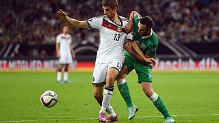 Darf ich bitten: Thomas Müller und Marc Wilson üben Engtanz © Getty Images