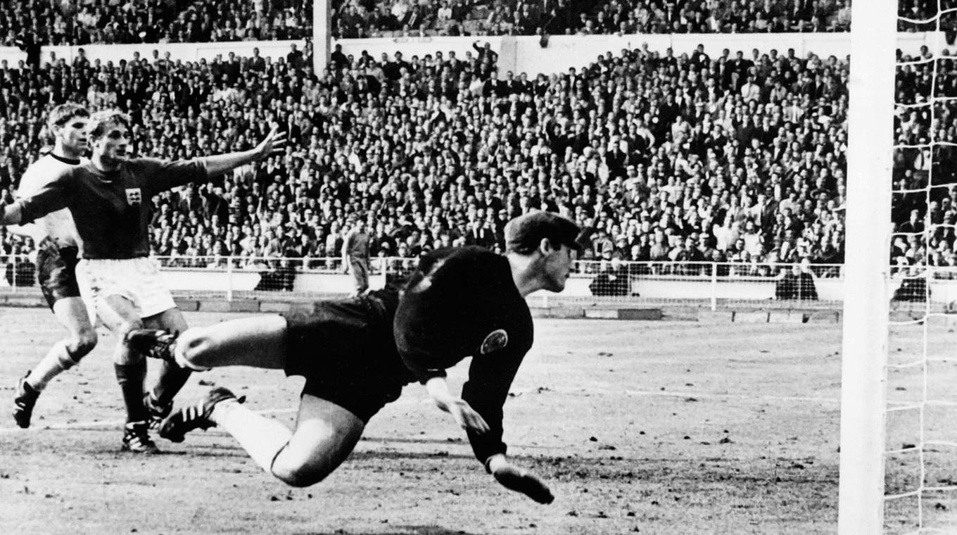 Historischer Moment: Hans Tilkowski kassiert das Wembley-Tor 1966 in England © 2013 AFP