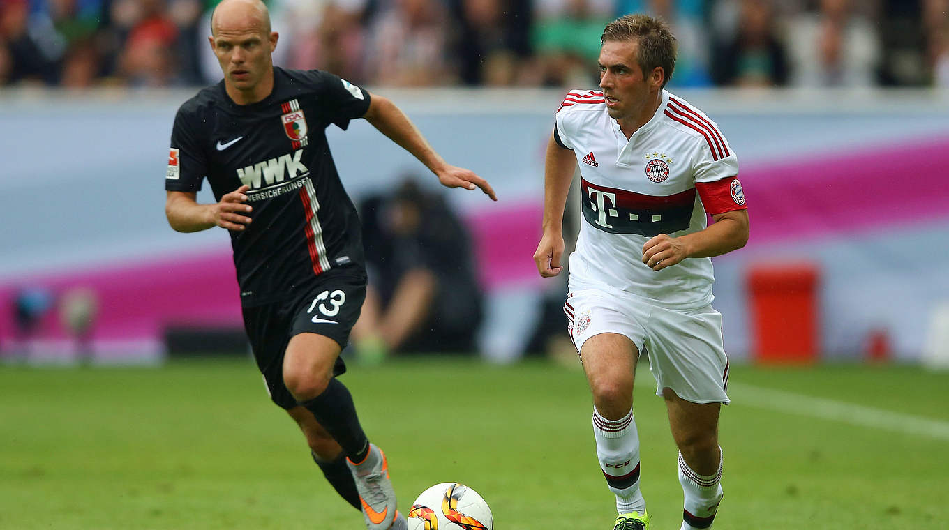 Im Duell mit Augsburgs Tobias Werner (l.) beim Telekom Cup: Philipp Lahm © 2015 Getty Images