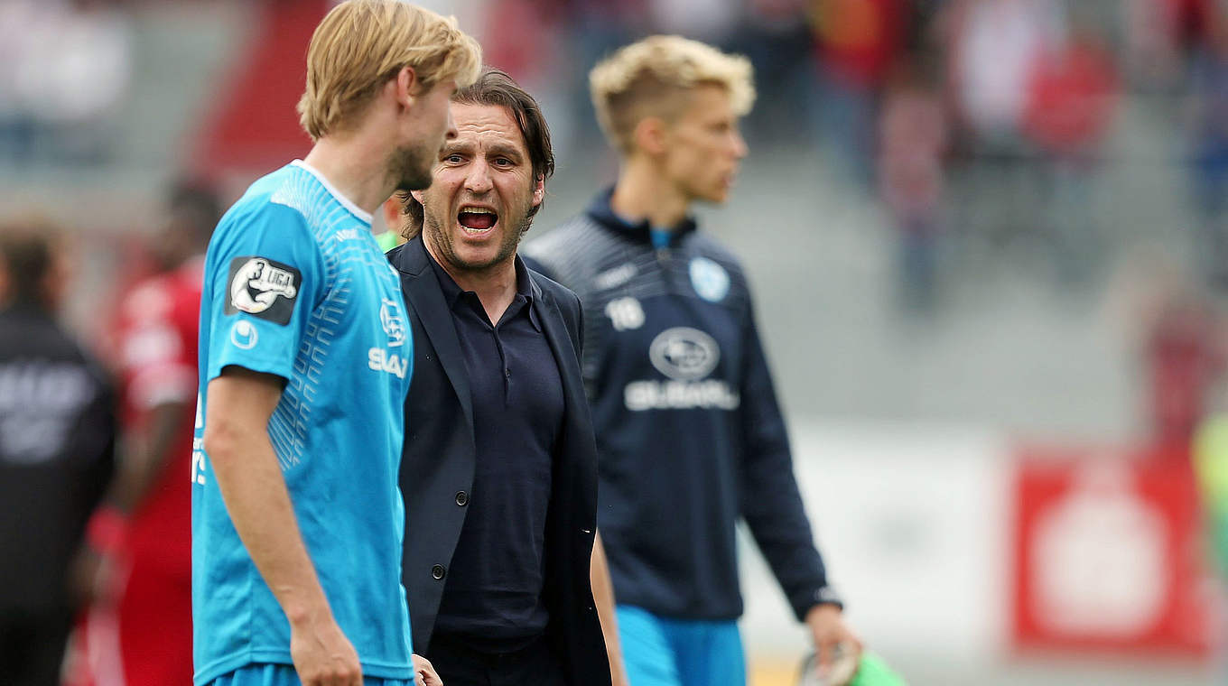 Kickers-Sportdirektor Michael Zeyer (M.): "Ich bin immer nah an der Mannschaft dran" © 2015 Getty Images