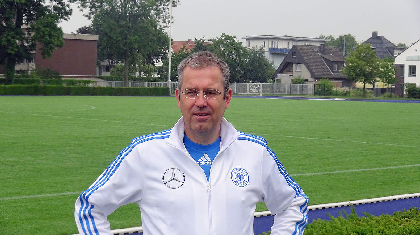 Mit 26 neuen Spielern zum Lehrgang nach Ruit: DFB-Trainer Michael Feichtenbeiner © DFB