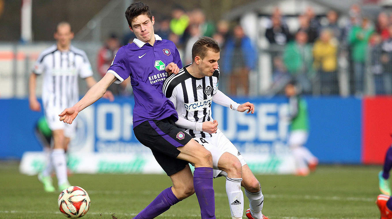 Duell der Absteiger am 26. August: Aues Marcin Sieber gegen Aalens Dominick Drexler (r.)  © imago/Eibner