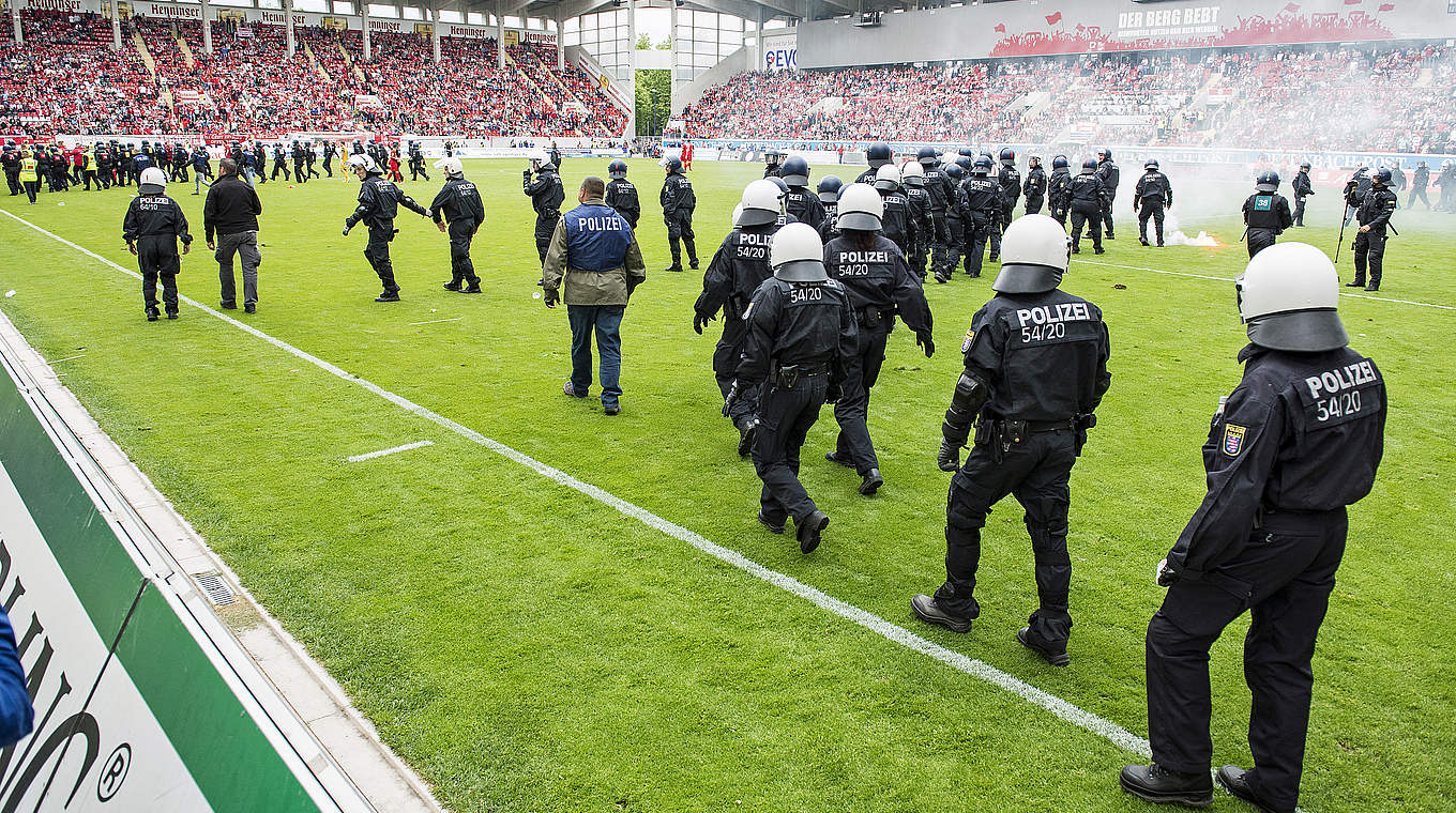 DFB-Sportgericht: Zuschauerteilausschluss für Kickers Offenbach © 2015 Getty Images