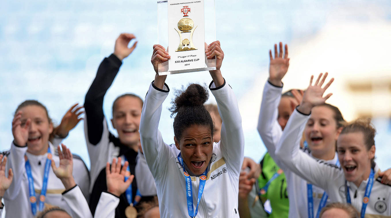 Triumph beim Algarve Cup 2014: Dreimal kann Celia Šašić den Titel mit den DFB-Frauen gewinnen © 2014 AFP
