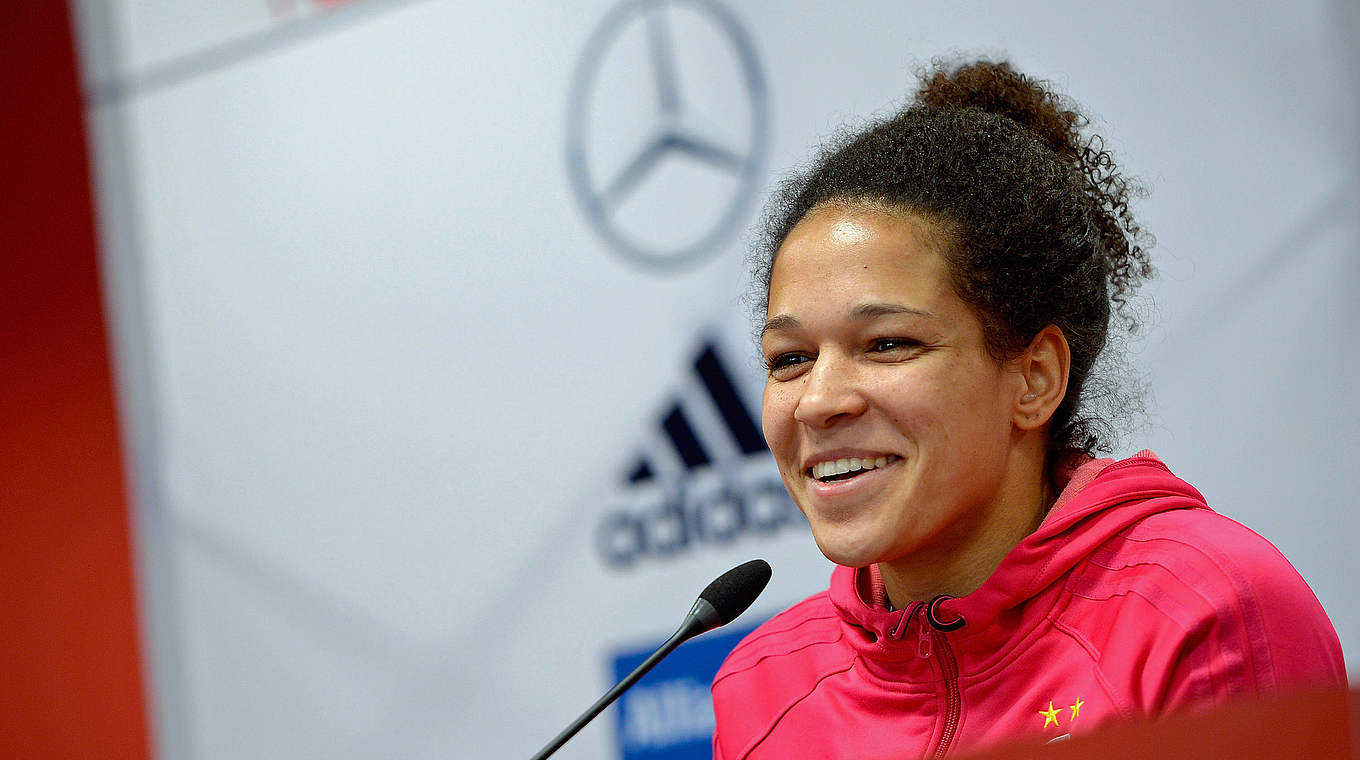Zehn Jahre in der Frauen-Nationalmannschaft: Die Stürmerin ist ein gern gesehener Gast auf Pressekonferenzen © 2013 Getty Images