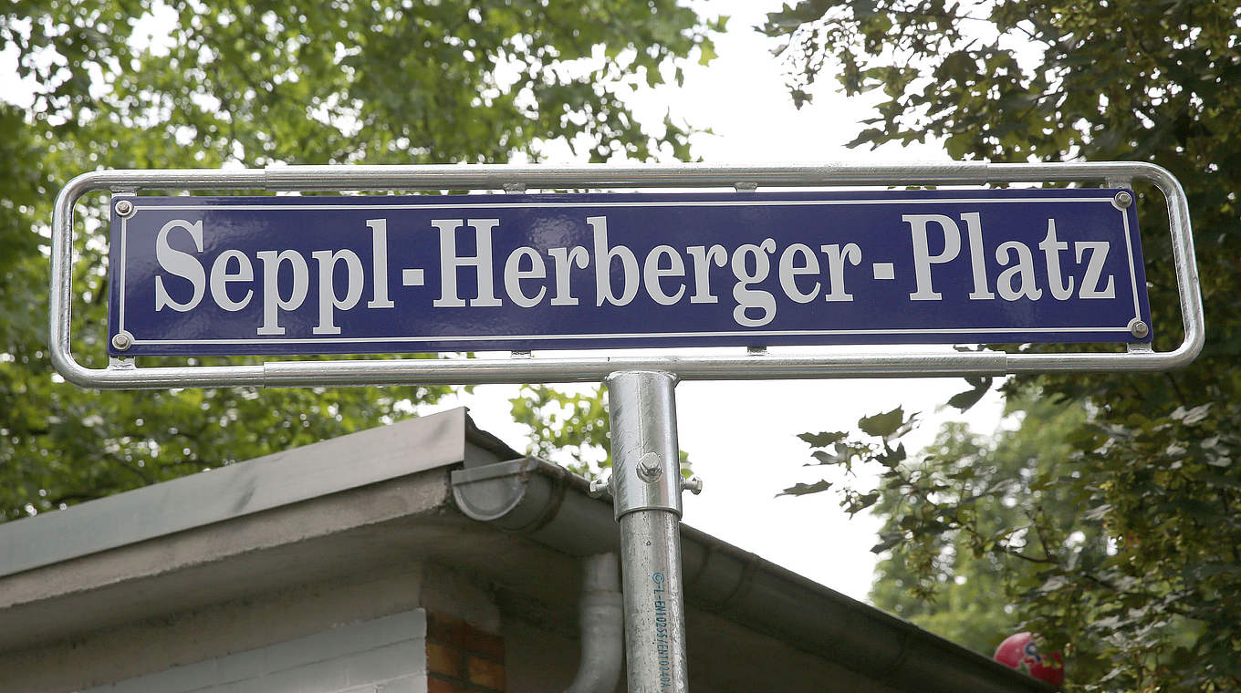 "Platz in der Bevölkerung des Stadtteils verankert": der Seppl-Herberger-Platz © 2015 Getty Images