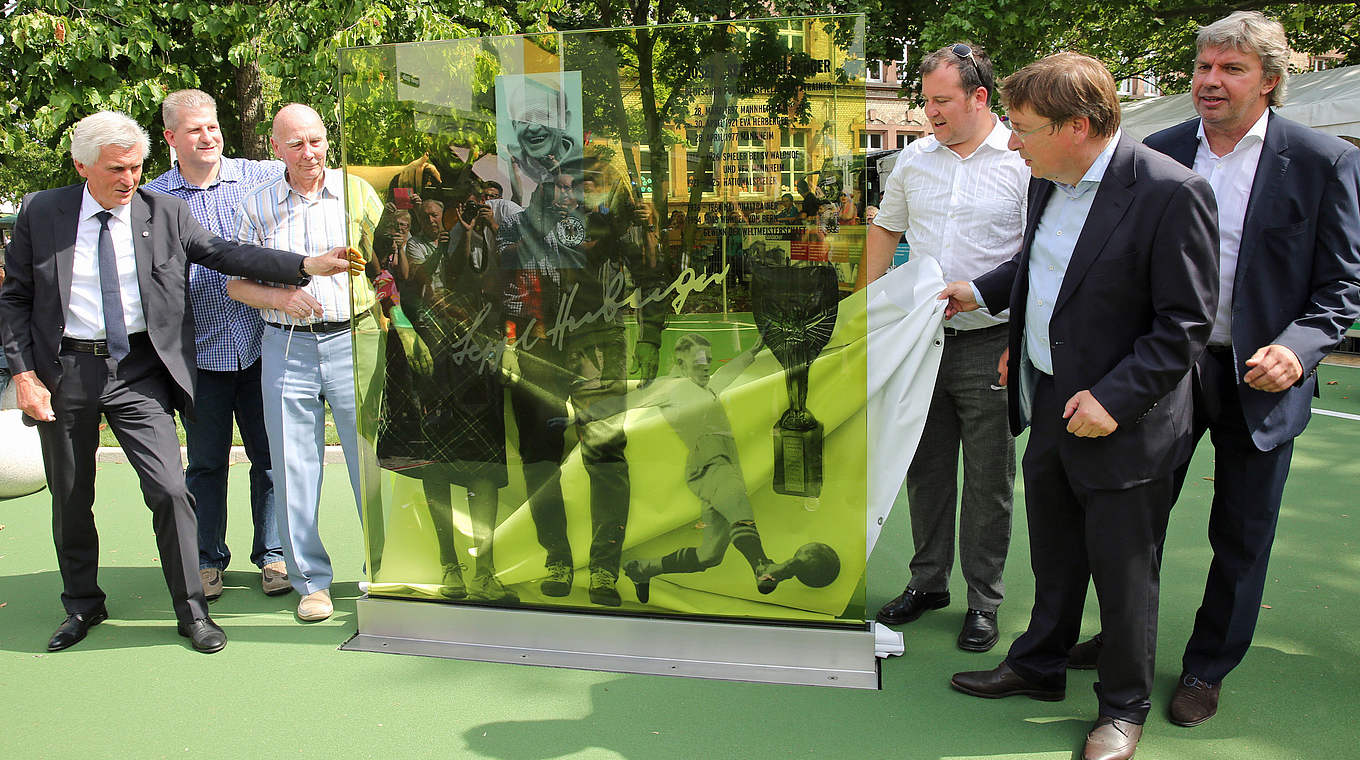 Neu auf dem Seppl-Herberger-Platz: die Glaswand zu Ehren des Alt-Bundestrainers © 2015 Getty Images