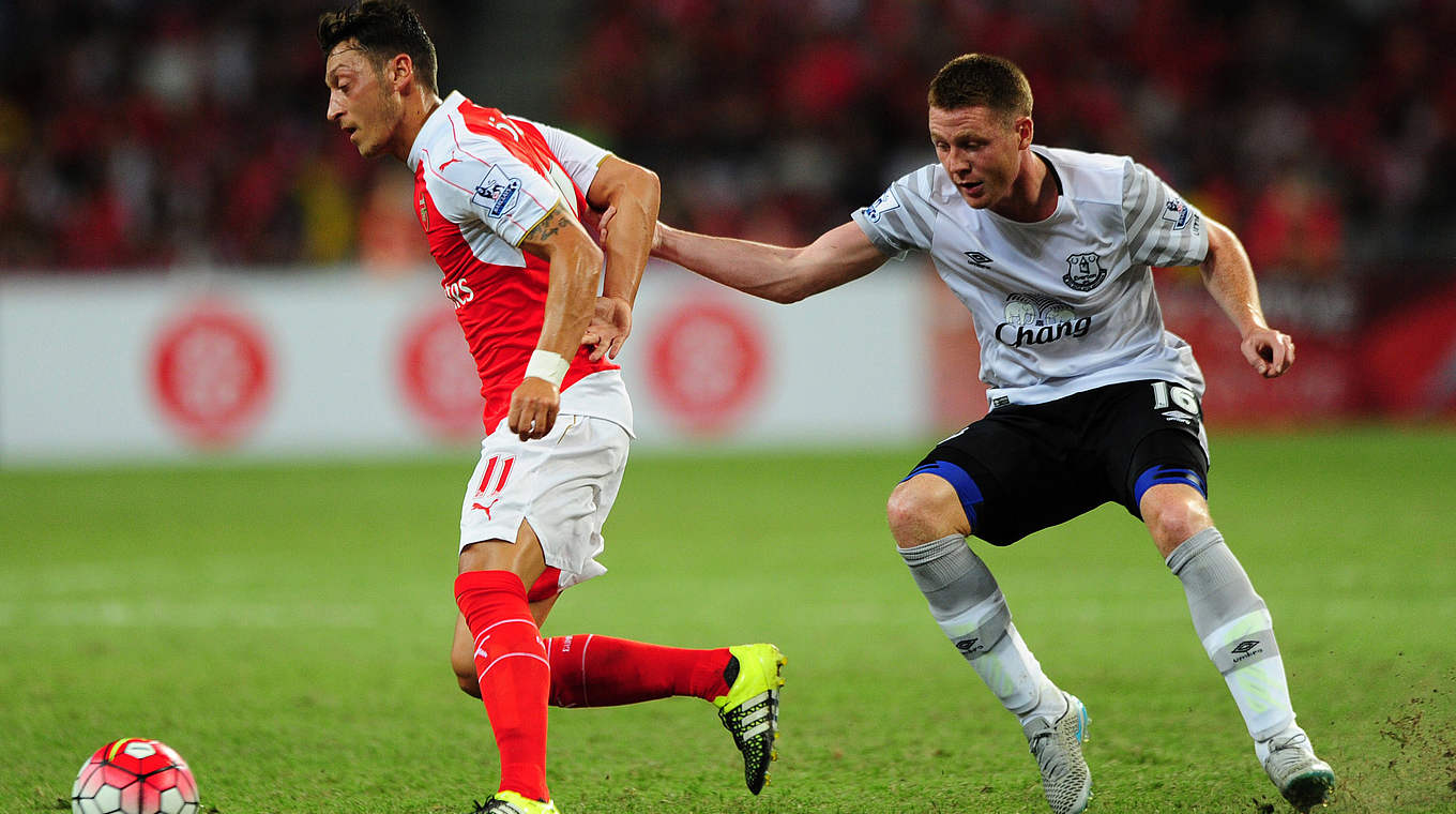 Glückwunsch: Mesut Özil traf beim 3:0 gegen Everton © GettyImages '15