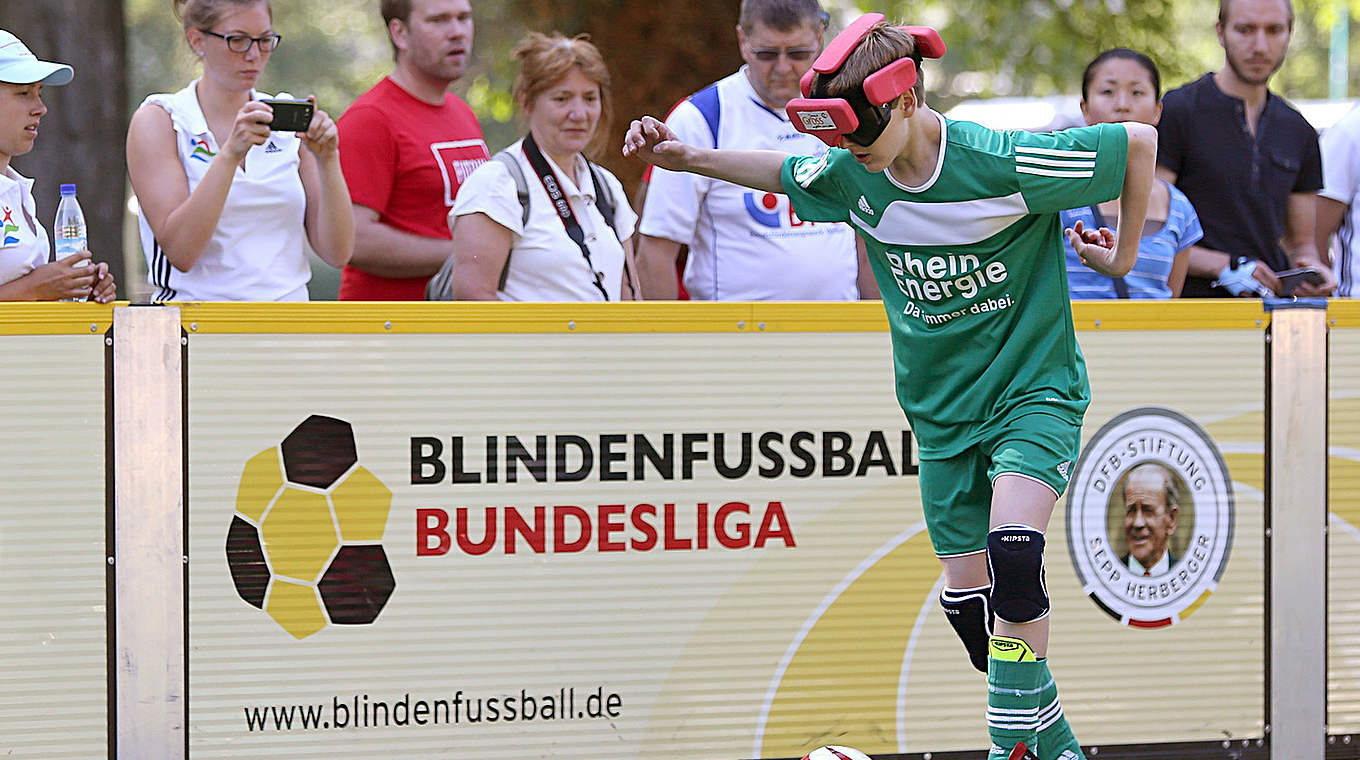 Im Dortmunder Stadtteil Kirchderne zu Gast: die Blindenfußball-Bundesliga © Carsten Kobow