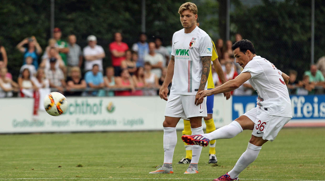 Das erste Tor für den FC Augsburg: Piotr Trochowski (r.) trifft im Testspiel per Freistoß © imago/Krieger