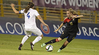 Behauptet den Ball: Laura Freigang (r.) im Zweikampf gegen Jodie Brett. © 2015 Getty Images