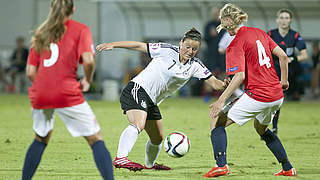 Lässt sich den Ball nicht abnehmen: Jasmin Sehan gegen Norwegens Kristine Leine (r.). © 2015 Getty Images