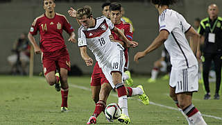 Starker Einsatz: Jonas Fohrenbach (M.) setzt sich gegen Jesus Vallejo durch. © 2015 Getty Images