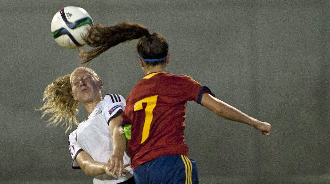 Lea Schüller challenging for a header © 2015 Getty Images
